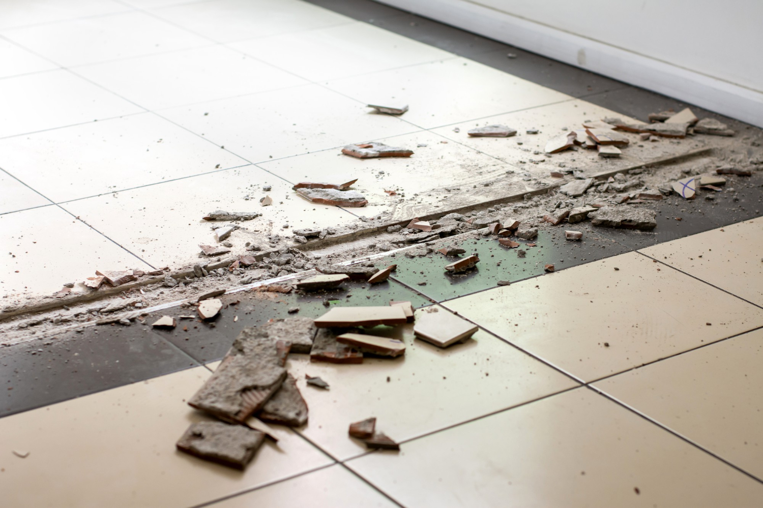 É preciso quebrar pisos ou azulejos para desentupir? - Unirepara